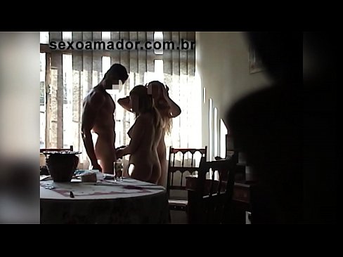 ❤️ Amigos sexuais convidam um homem gigante e um ménage à trois com ele ️❌ Pornuts em nós ❌️❤