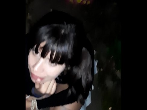 ❤️ Na rua, o pénis inchado em troca de doces ️❌ Pornuts em nós ❌️❤