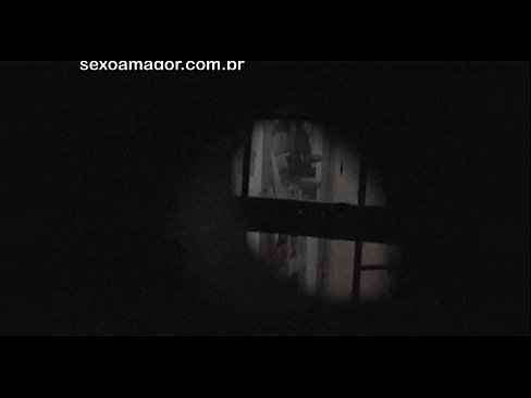 ❤️ Lourinho é filmado secretamente por um voyeur de bairro escondido atrás de tijolos ocos ️❌ Pornuts em nós ❌️❤