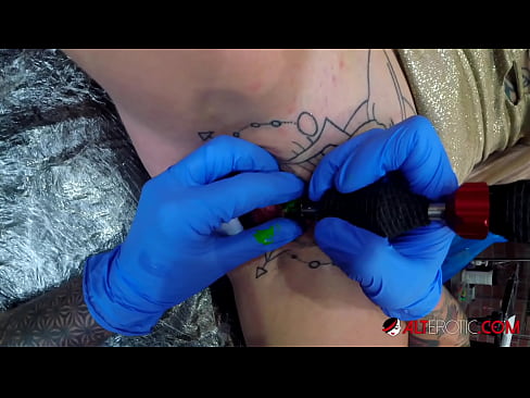 ❤️ Extremamente tatuada, a brasa Sully Savage fez uma tatuagem no seu clítoris ️❌ Pornuts em nós ❌️❤
