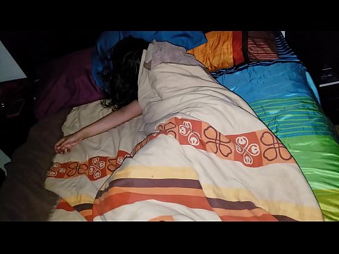 ❤️ Stepson berating a sua jovem madrasta enquanto ela dorme. ️❌ Pornuts em nós ❌️❤